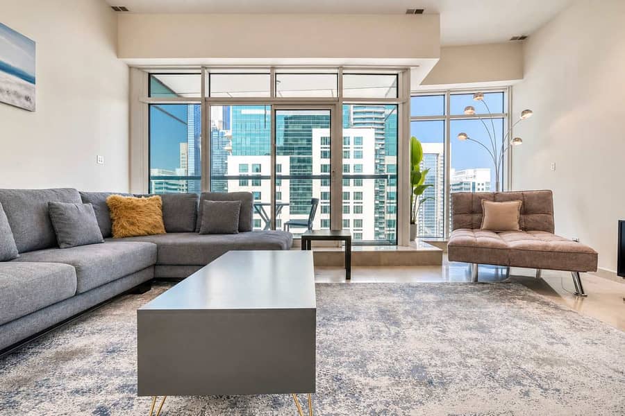 2 Dubai Marina Luxury: 3BR Apartment with Pool & Gym