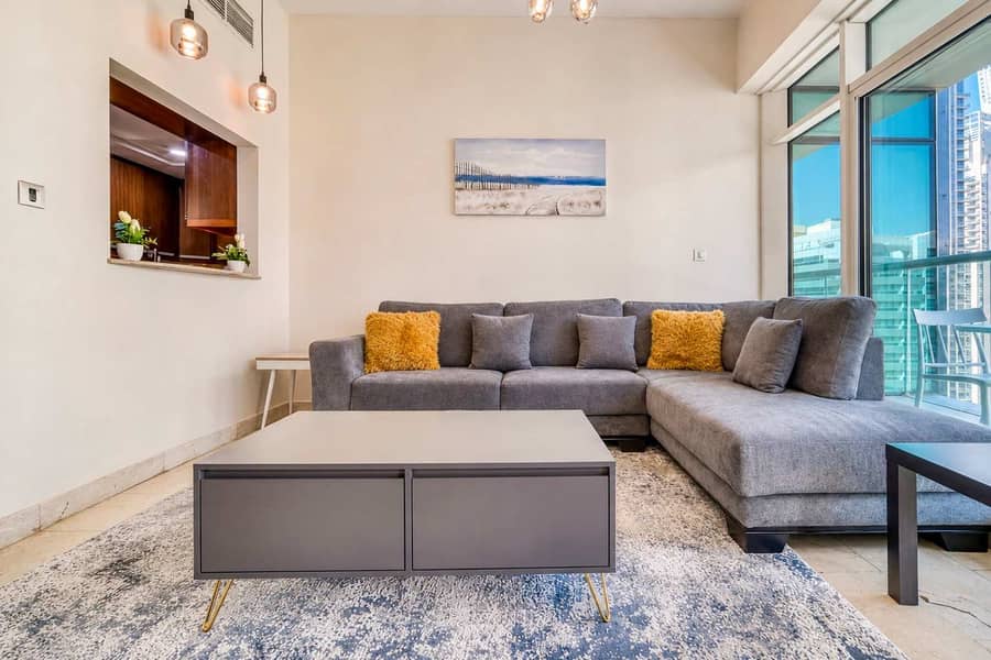 3 Dubai Marina Luxury: 3BR Apartment with Pool & Gym