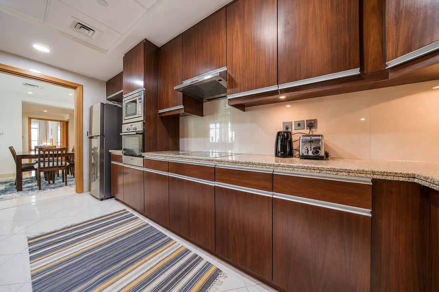 8 Dubai Marina Luxury: 3BR Apartment with Pool & Gym