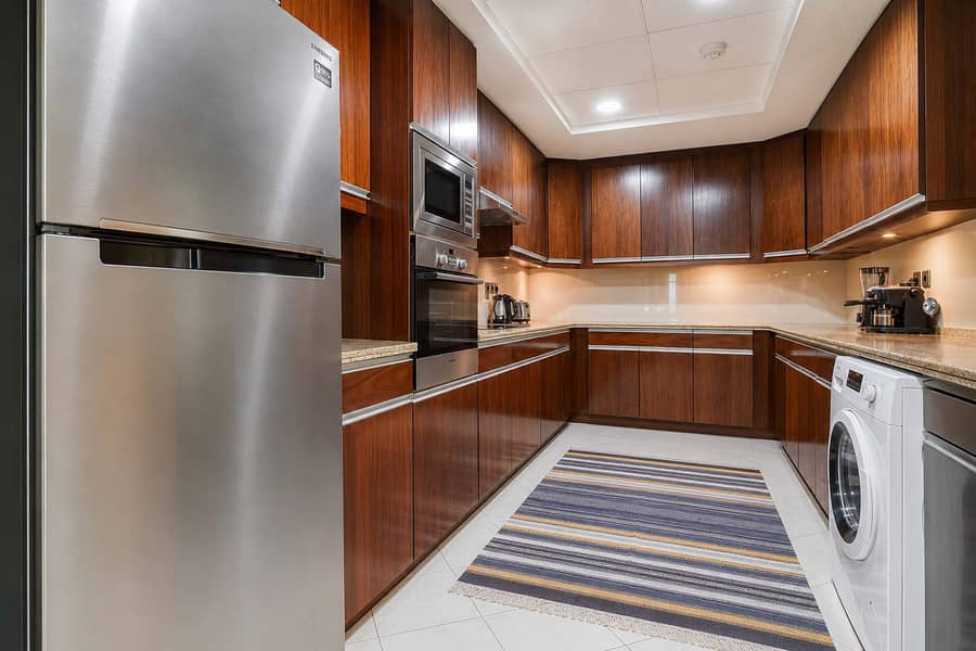 9 Dubai Marina Luxury: 3BR Apartment with Pool & Gym