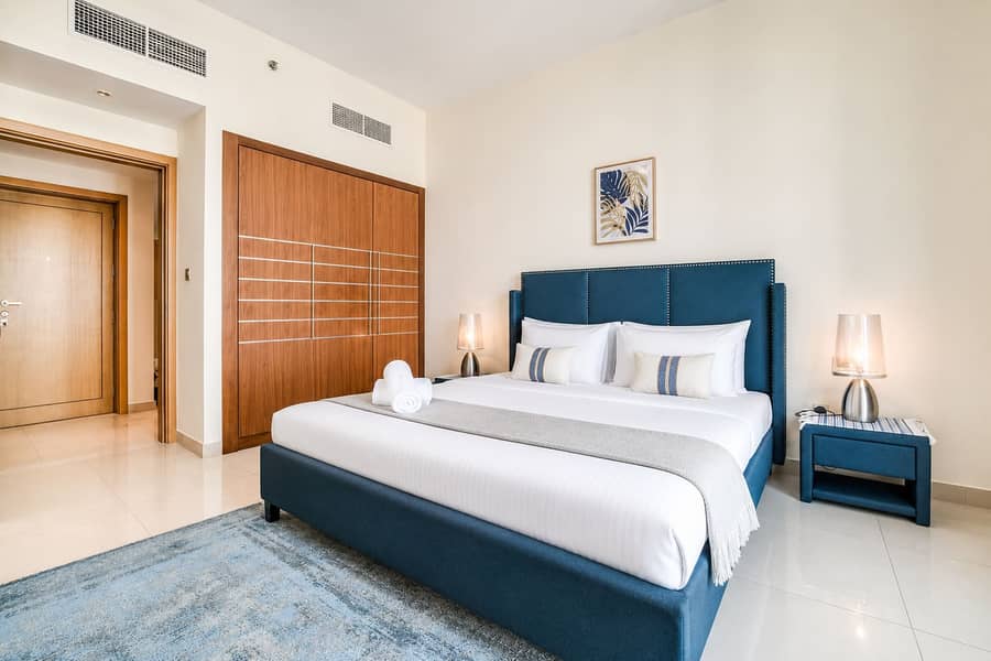 10 Dubai Marina Luxury: 3BR Apartment with Pool & Gym