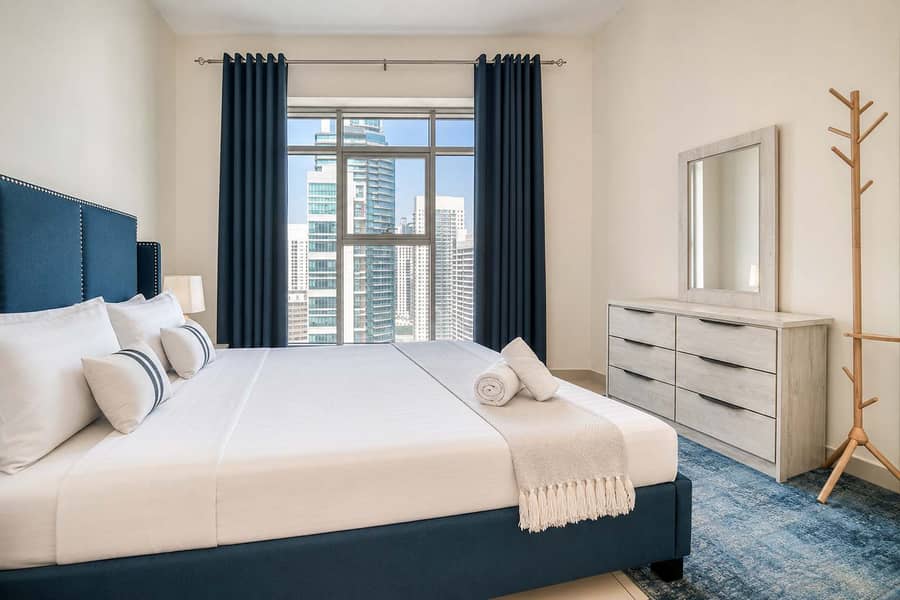11 Dubai Marina Luxury: 3BR Apartment with Pool & Gym