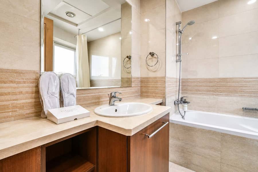 13 Dubai Marina Luxury: 3BR Apartment with Pool & Gym