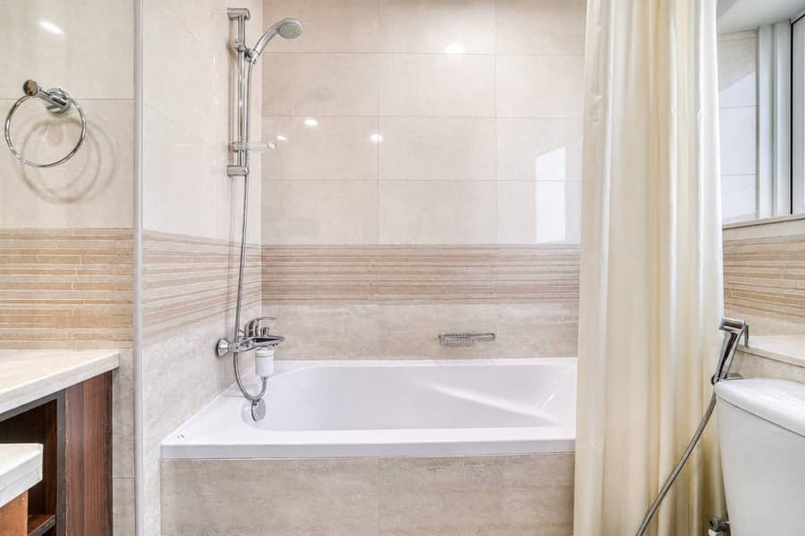 15 Dubai Marina Luxury: 3BR Apartment with Pool & Gym