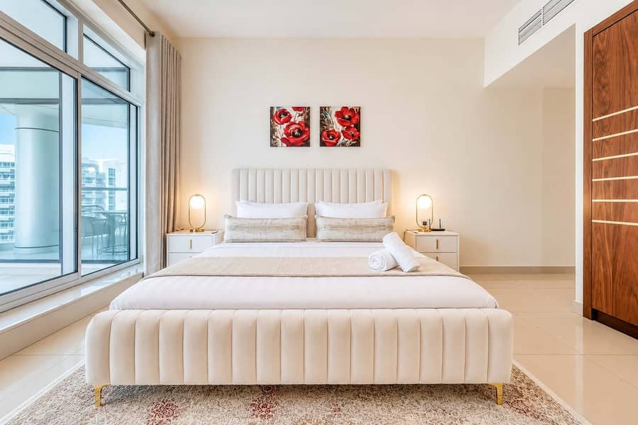 17 Dubai Marina Luxury: 3BR Apartment with Pool & Gym