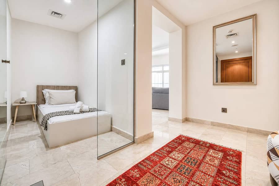 21 Dubai Marina Luxury: 3BR Apartment with Pool & Gym