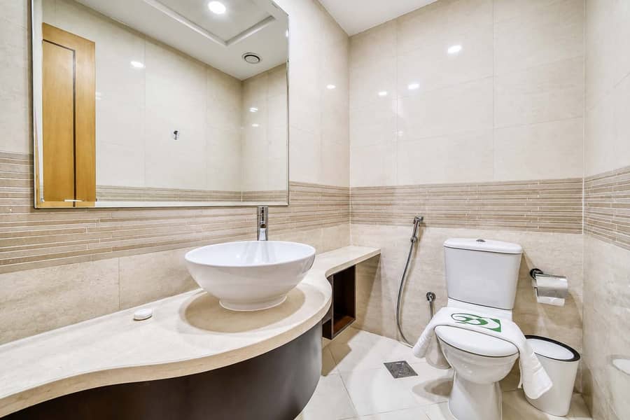 24 Dubai Marina Luxury: 3BR Apartment with Pool & Gym