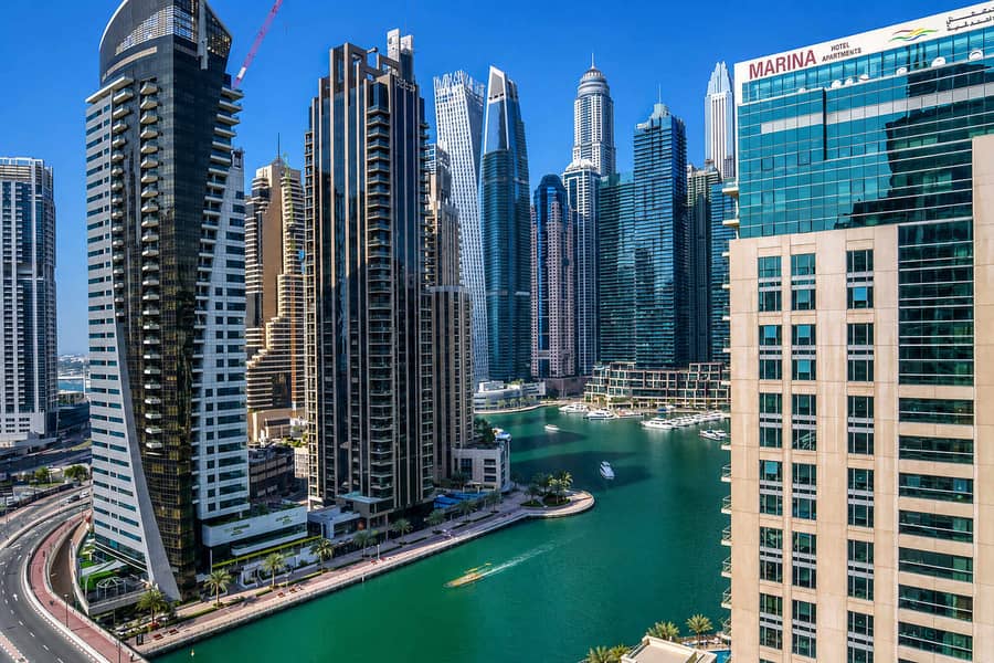 30 Dubai Marina Luxury: 3BR Apartment with Pool & Gym