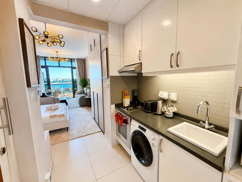 10 Palm Jumeirah Oceanfront Studio w/ Pool & Sea