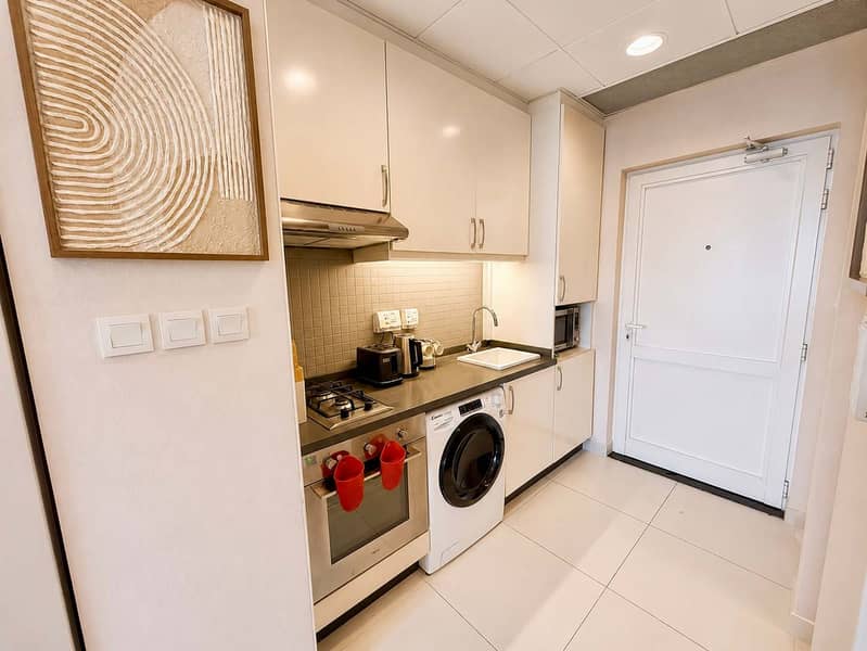 11 Palm Jumeirah Oceanfront Studio w/ Pool & Sea