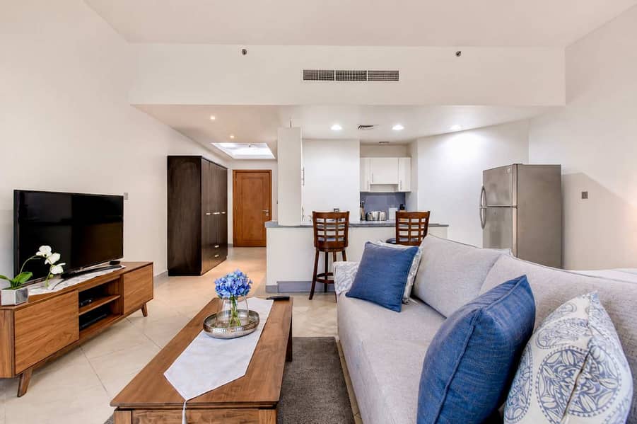 2 Dubai Studio: City Views, Pool & Gym Access