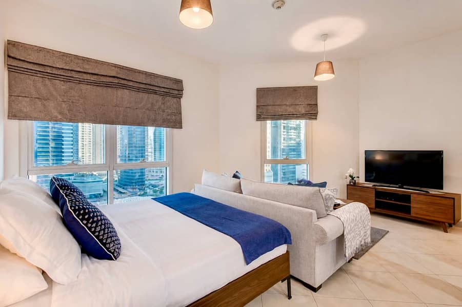 6 Dubai Studio: City Views, Pool & Gym Access