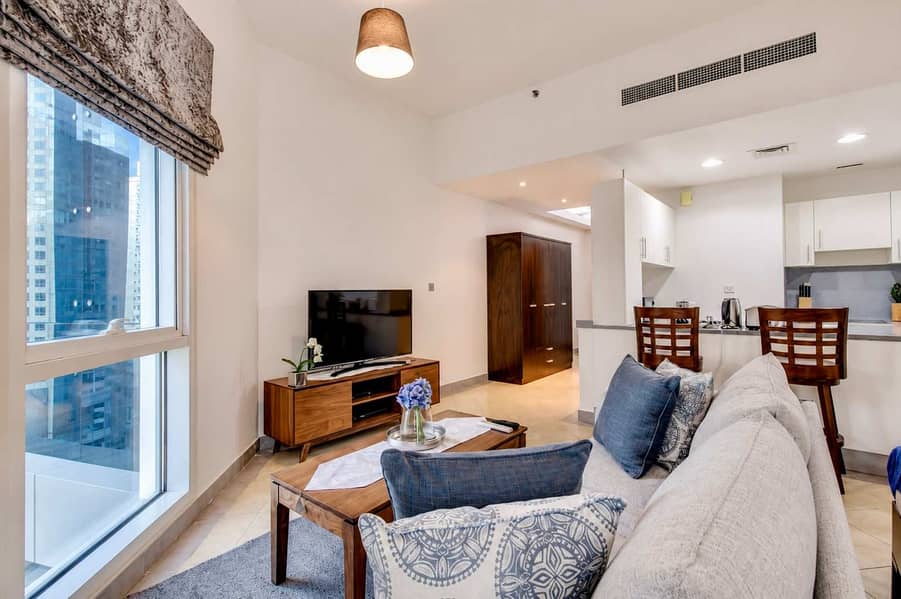 8 Dubai Studio: City Views, Pool & Gym Access