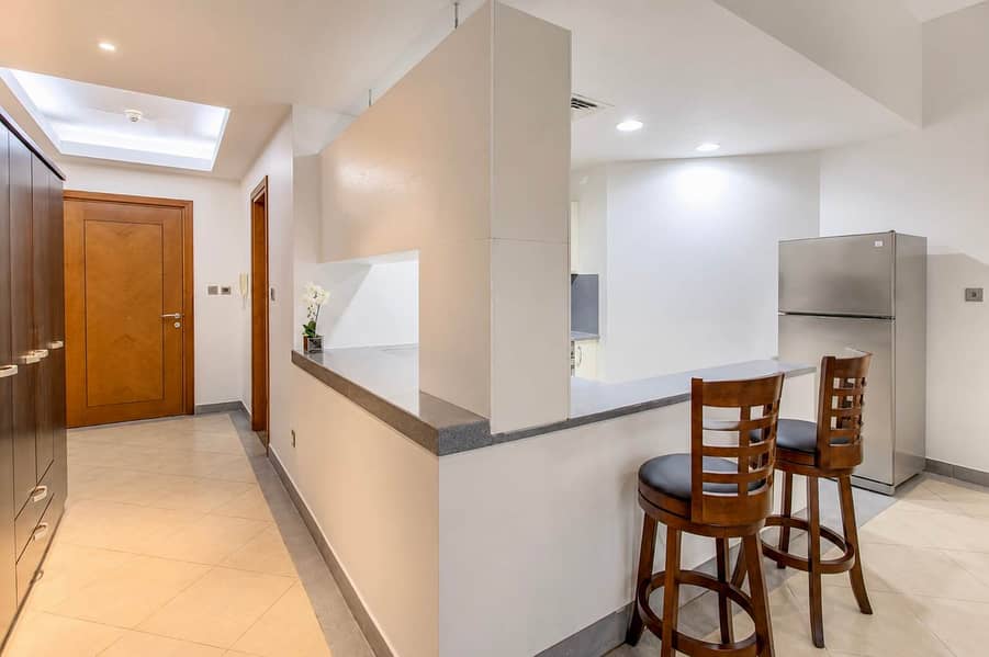 10 Dubai Studio: City Views, Pool & Gym Access