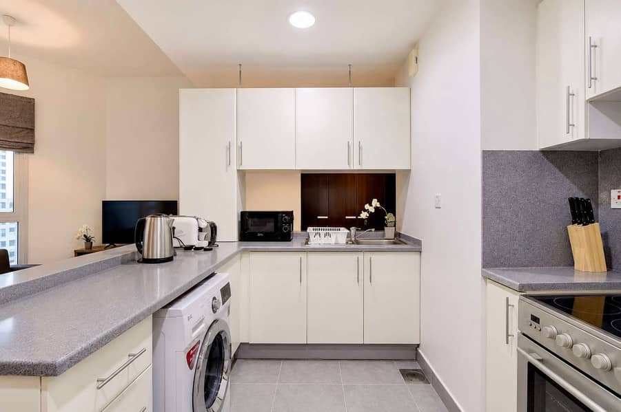 11 Dubai Studio: City Views, Pool & Gym Access