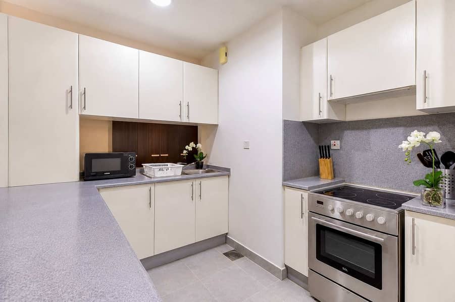 12 Dubai Studio: City Views, Pool & Gym Access