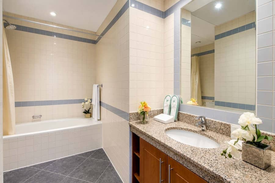 14 Dubai Studio: City Views, Pool & Gym Access