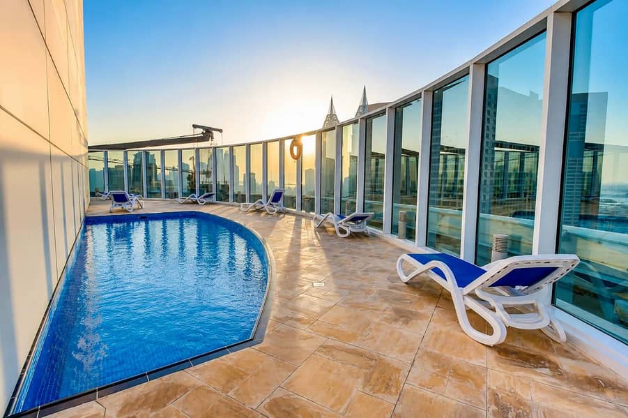 16 Dubai Studio: City Views, Pool & Gym Access