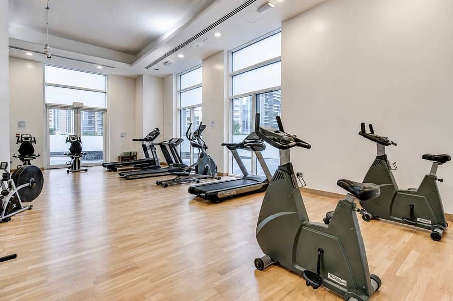 18 Dubai Studio: City Views, Pool & Gym Access