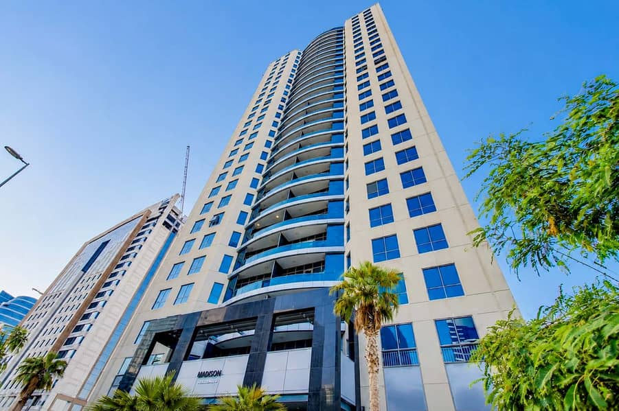 20 Dubai Studio: City Views, Pool & Gym Access