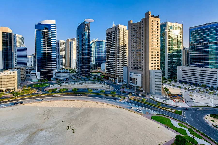 22 Dubai Studio: City Views, Pool & Gym Access