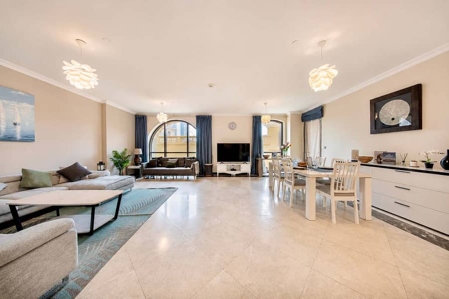 4 Luxury JBR Apartment: Beachfront Bliss & Stunning Views!