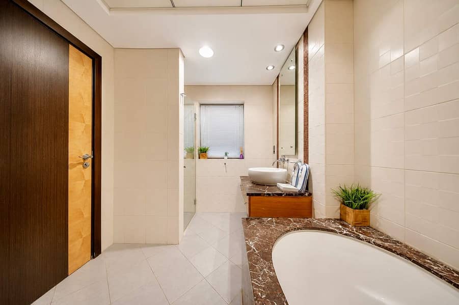 17 Luxury JBR Apartment: Beachfront Bliss & Stunning Views!