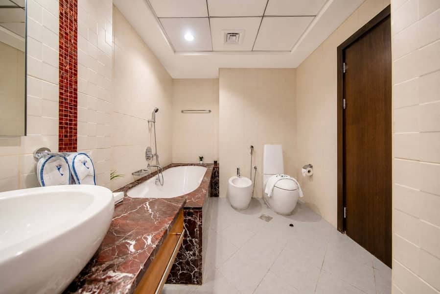 18 Luxury JBR Apartment: Beachfront Bliss & Stunning Views!