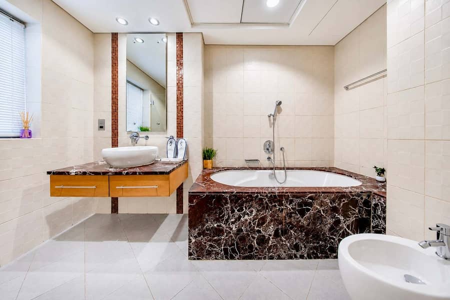 20 Luxury JBR Apartment: Beachfront Bliss & Stunning Views!