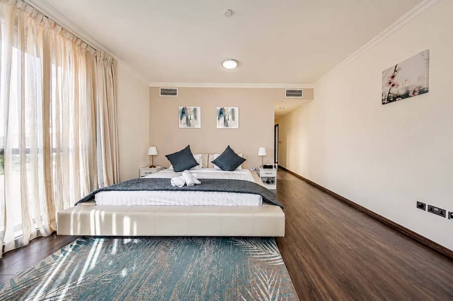 21 Luxury JBR Apartment: Beachfront Bliss & Stunning Views!