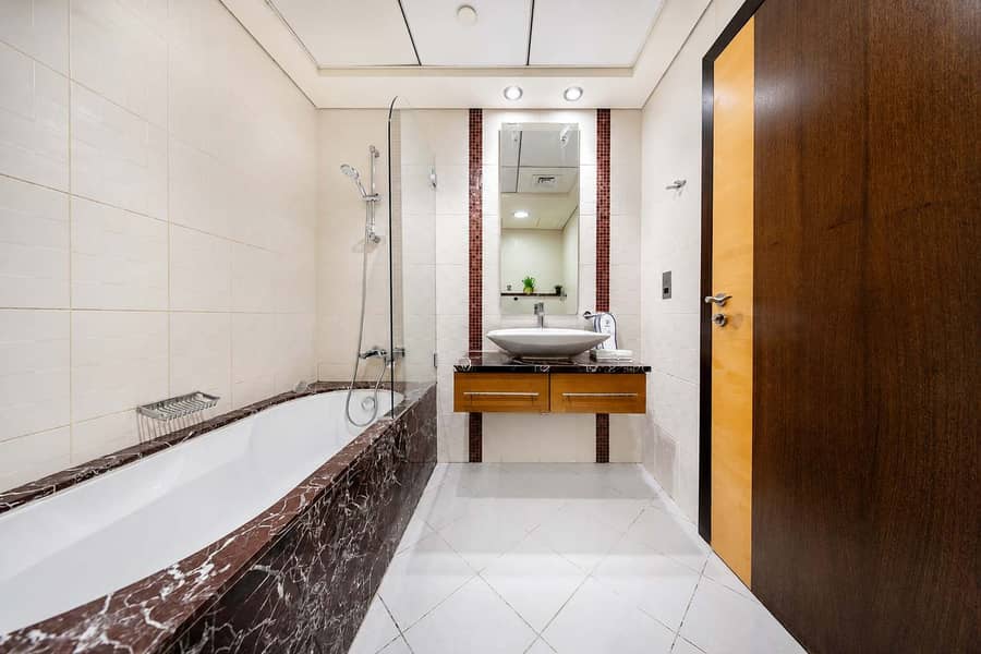 25 Luxury JBR Apartment: Beachfront Bliss & Stunning Views!