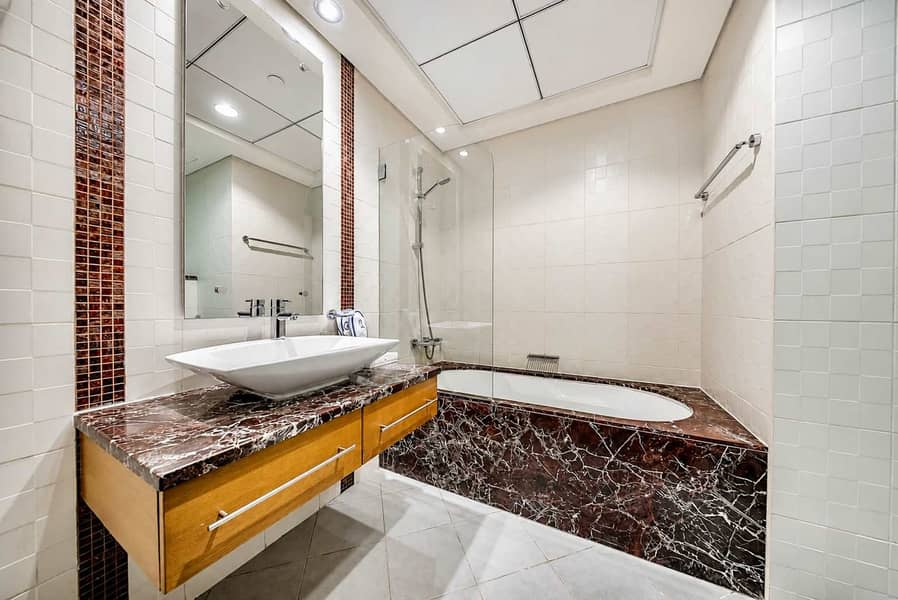 29 Luxury JBR Apartment: Beachfront Bliss & Stunning Views!