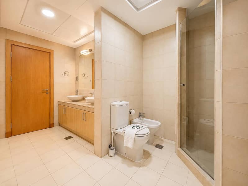 24 Newly Renovated Spacious Beachfront 2 Bed in Palm Jumeirah