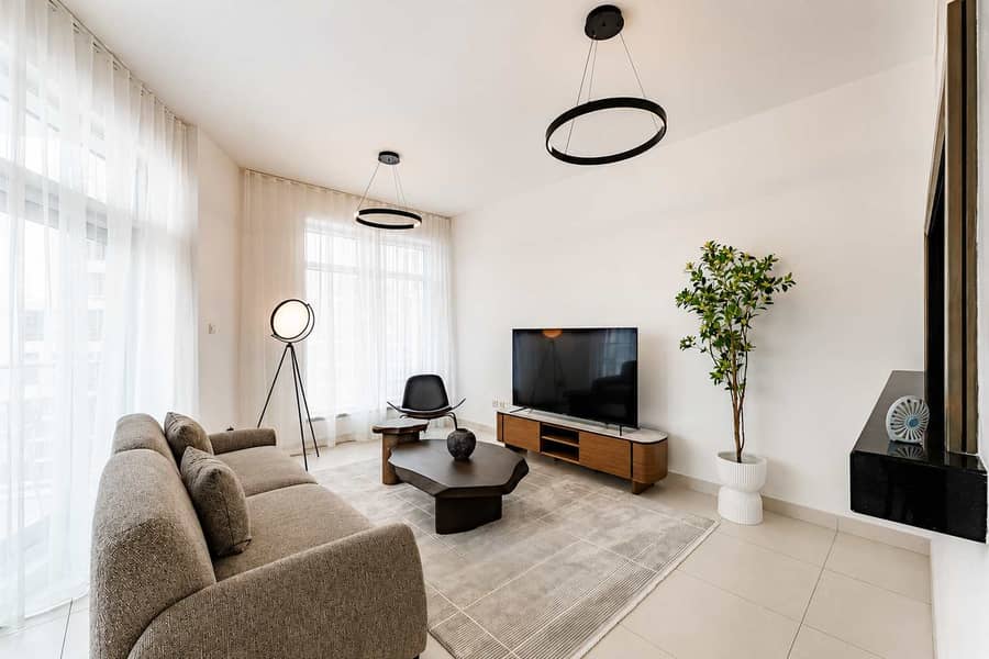 2 Luxury Downtown Dubai Loft: Pool, Gym & Balcony