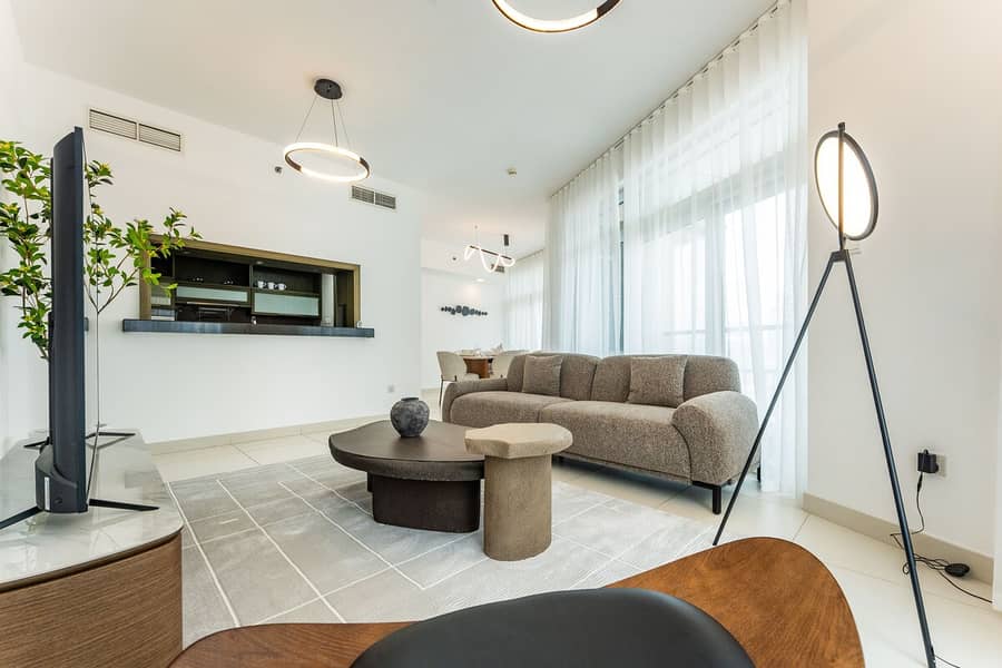 4 Luxury Downtown Dubai Loft: Pool, Gym & Balcony