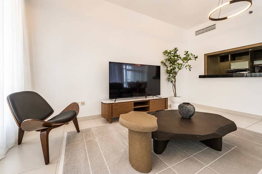 5 Luxury Downtown Dubai Loft: Pool, Gym & Balcony