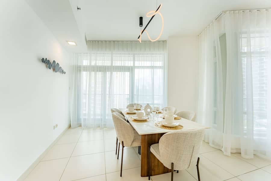 8 Luxury Downtown Dubai Loft: Pool, Gym & Balcony