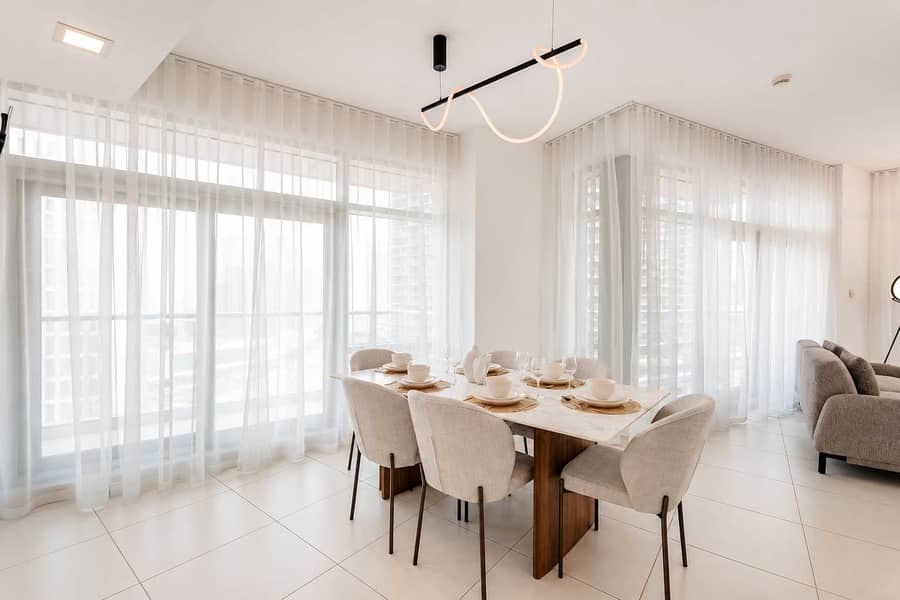9 Luxury Downtown Dubai Loft: Pool, Gym & Balcony