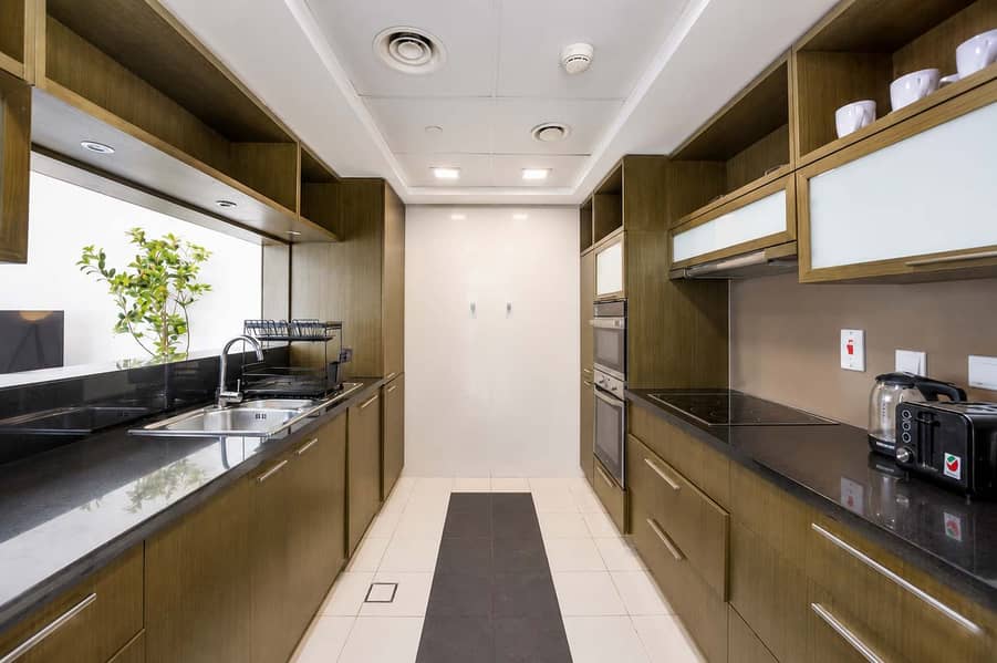 10 Luxury Downtown Dubai Loft: Pool, Gym & Balcony