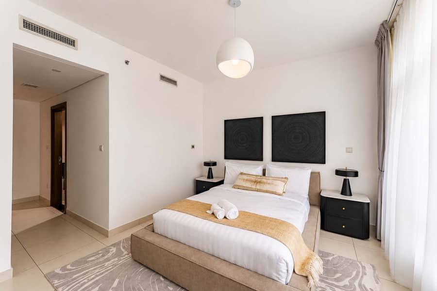 12 Luxury Downtown Dubai Loft: Pool, Gym & Balcony