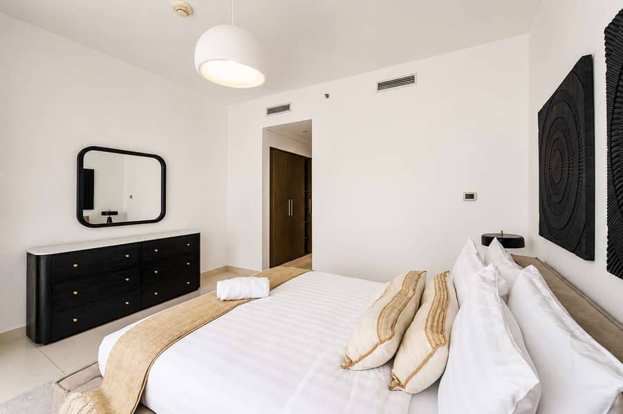 13 Luxury Downtown Dubai Loft: Pool, Gym & Balcony