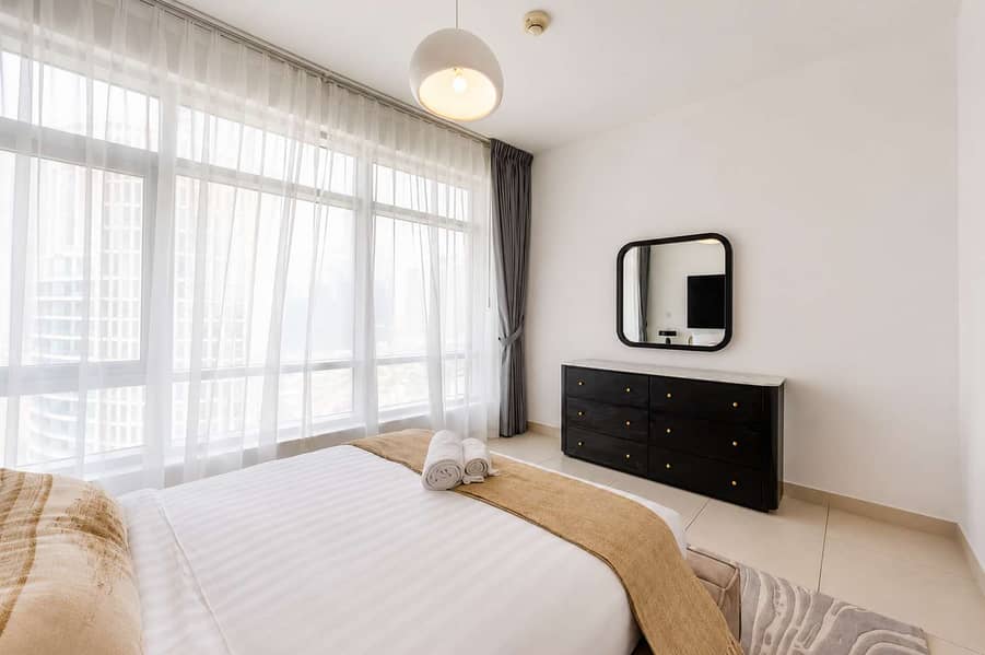 15 Luxury Downtown Dubai Loft: Pool, Gym & Balcony