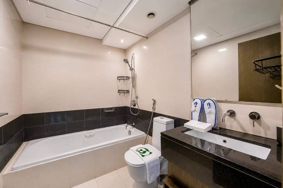 16 Luxury Downtown Dubai Loft: Pool, Gym & Balcony