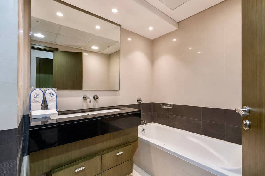 17 Luxury Downtown Dubai Loft: Pool, Gym & Balcony