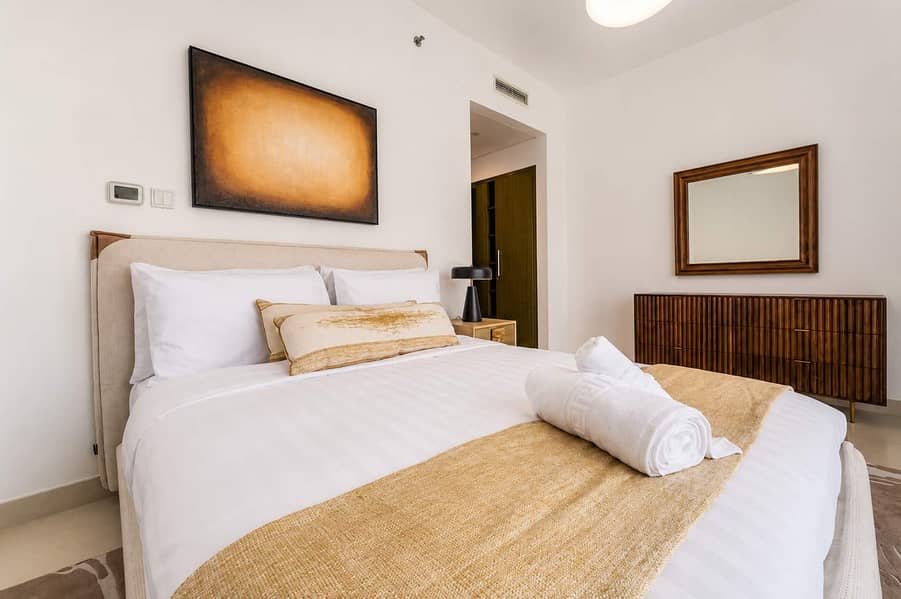 20 Luxury Downtown Dubai Loft: Pool, Gym & Balcony
