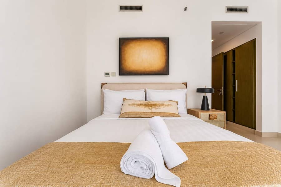 21 Luxury Downtown Dubai Loft: Pool, Gym & Balcony