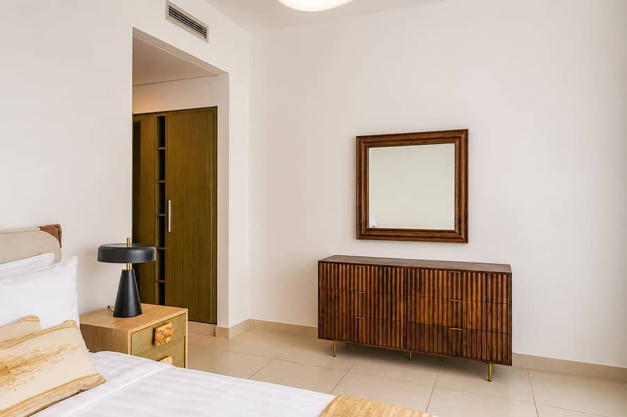 22 Luxury Downtown Dubai Loft: Pool, Gym & Balcony