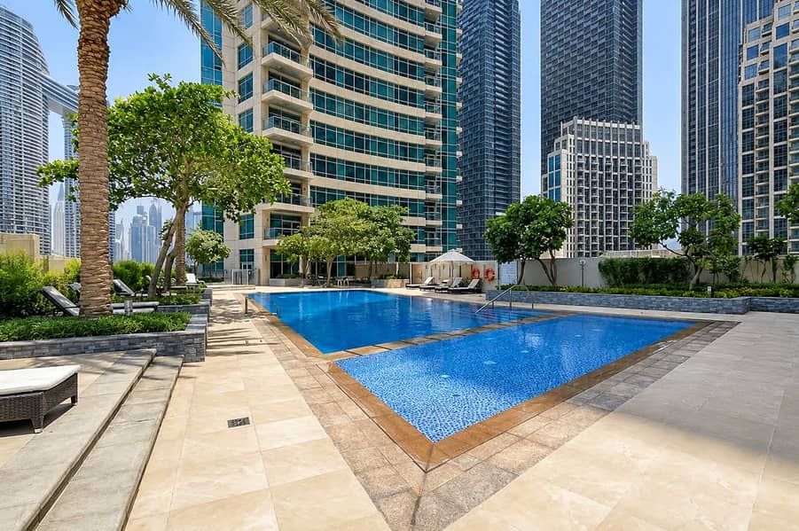 27 Luxury Downtown Dubai Loft: Pool, Gym & Balcony