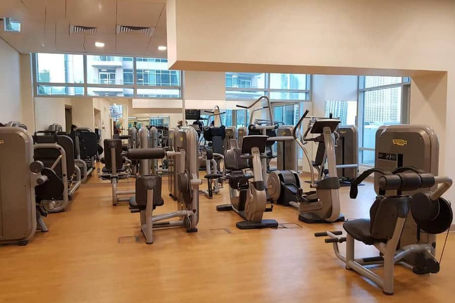 28 Luxury Downtown Dubai Loft: Pool, Gym & Balcony