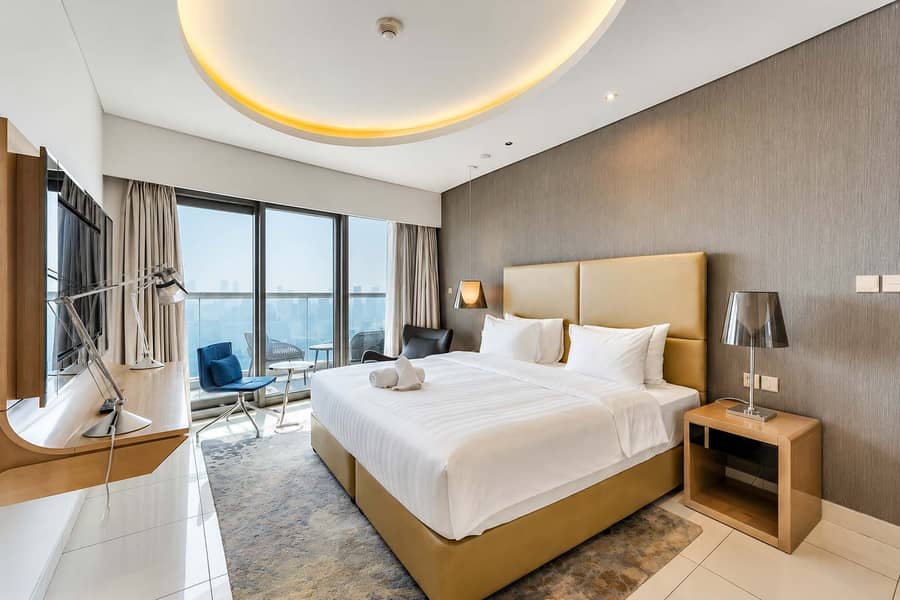 10 Luxury 3BR Apartment with Pool & Gym in Dubai